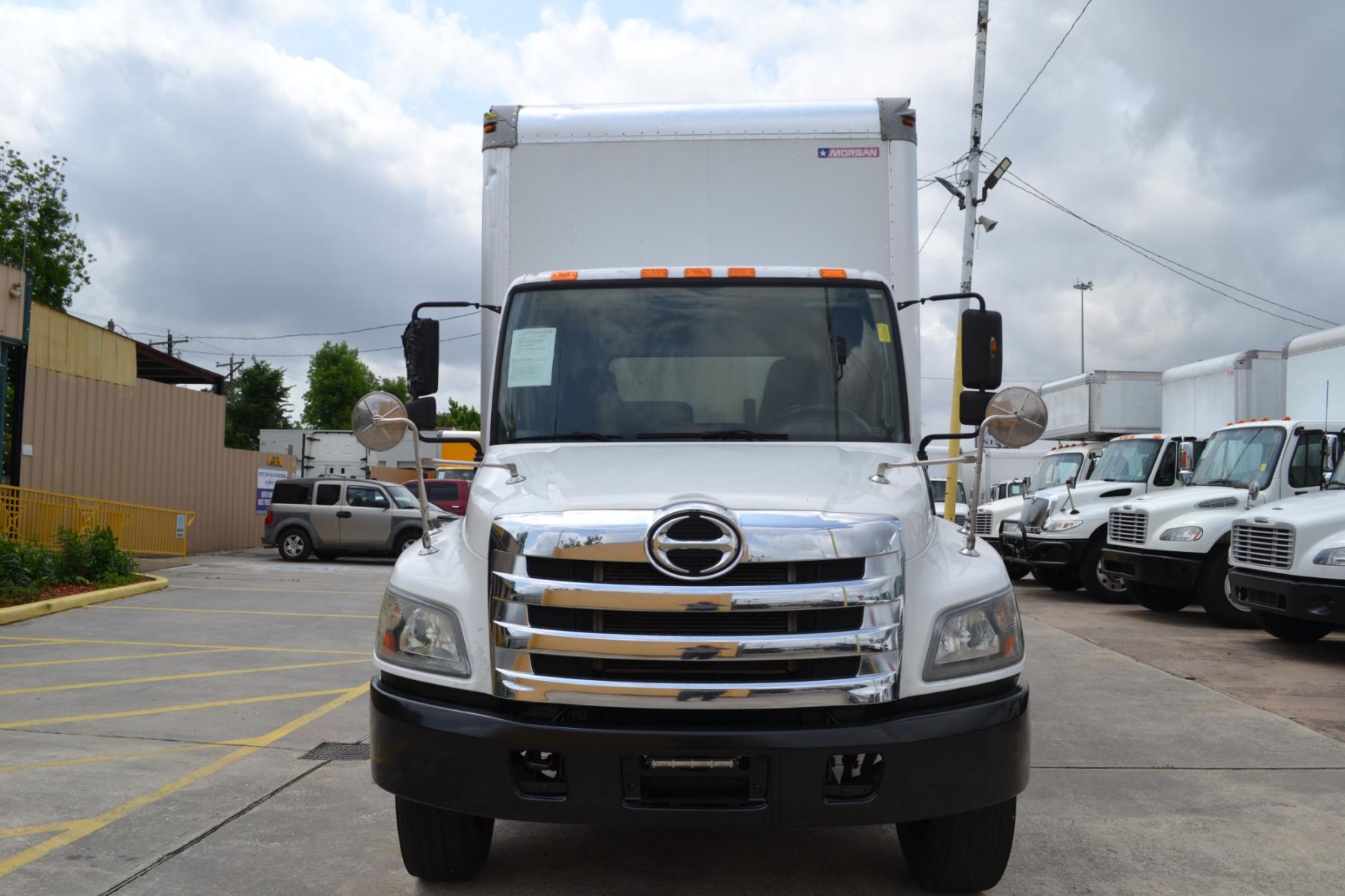 2016 WHITE /BLACK HINO 268 with an JO8E-VC 7.7L 220HP engine, ALLISON 2500RDS AUTOMATIC transmission, located at 9172 North Fwy, Houston, TX, 77037, (713) 910-6868, 29.887470, -95.411903 - 25,950LB GVWR NON CDL, MORGAN 26FT BOX, 109" X102", MAXON 3,300LB CAPACITY STEEL LIFT GATE, DUAL 50 GALLON FUEL TANKS, POWER WINDOWS, LOCKS, & MIRROS - Photo #1